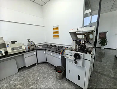 Wuhun tehtaan laboratorio · Testauslaitteet