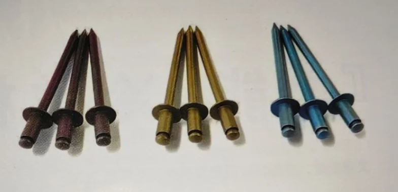 Nissen Rivet -värikäs titaanipultti.